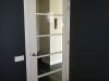 Afgehangen deur met gemaakte architraven en plinten